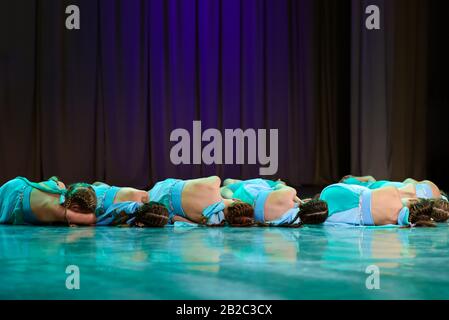 Danseuse filles se trouvent sur scène, danse dramatique. Banque D'Images