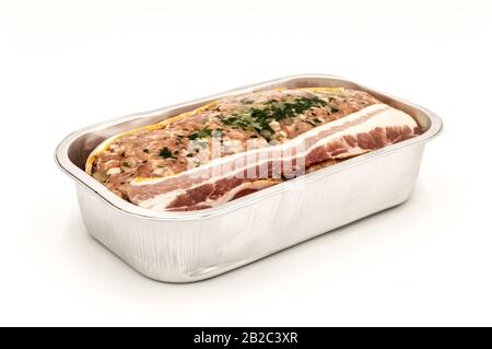 Meatloaf prêt à cuire dans sa vue en profil de plateau en aluminium isolé sur fond blanc Banque D'Images
