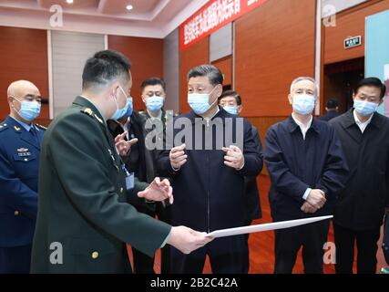 Pékin, Chine. 2 mars 2020. Le président chinois Xi Jinping, également secrétaire général du Comité central du Parti communiste chinois et président de la Commission militaire centrale, apprend les progrès réalisés dans la recherche et l'application de vaccins, de médicaments et de kits de tests rapides lors de sa visite à l'Académie des sciences médicales militaires de Beijing, Capitale de la Chine, 2 mars 2020. Crédit: Xinhua/Alay Live News Banque D'Images