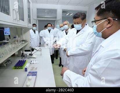 Pékin, Chine. 2 mars 2020. Le président chinois Xi Jinping, également secrétaire général du Comité central du Parti communiste chinois et président de la Commission militaire centrale, apprend les progrès réalisés dans le domaine du vaccin et de l'anti-organisme lors de sa visite à l'Académie des sciences médicales militaires à Beijing, capitale de la Chine, le 2 mars 2020. Crédit: Xinhua/Alay Live News Banque D'Images