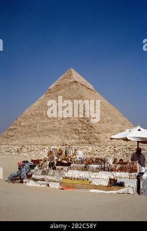 Photographie de voyage - Commerce touristique à la Pyramide de Khafre aux pyramides de Giza au Caire en Egypte en Afrique du Nord Moyen-Orient Banque D'Images