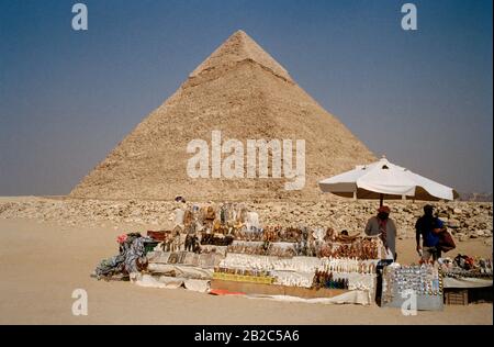 Photographie de voyage - Commerce touristique à la Pyramide de Khafre aux pyramides de Giza au Caire en Egypte en Afrique du Nord Moyen-Orient Banque D'Images