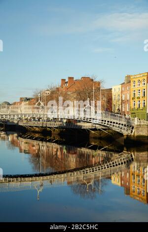 Le pont Ha'penny à Dublin City, en Irlande Banque D'Images