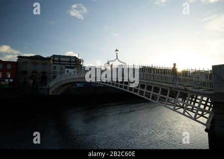 Le pont Ha'penny à Dublin City, en Irlande Banque D'Images