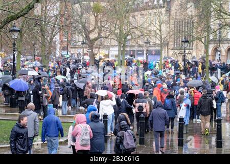 La Foule de la grève des jeunes de février 2020 pour le climat en mars a assisté à Greta Thunberg à Bristol. Une journée très humide a laissé l'herbe sur le vert de collège très boueux, mais il faut se rappeler que l'herbe grandit. Banque D'Images