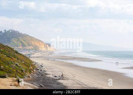 Vue sur la plage de Torrey Pines State Beach l'après-midi d'hiver. La Jolla, Californie, États-Unis. Banque D'Images