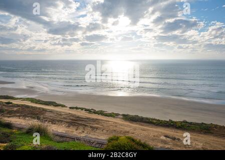 Vue sur la plage de Torrey Pines State Beach l'après-midi d'hiver. La Jolla, Californie, États-Unis. Banque D'Images