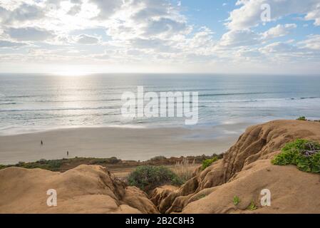 Vue sur la plage de Torrey Pines State Beach l'après-midi d'hiver. La Jolla, Californie, États-Unis. Banque D'Images