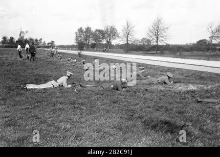 Officiers et gardes de l'Armée territoriale de l'École d'instruction militaire de Chelsea, on manoeuvres sur Wimbledon Common. Banque D'Images