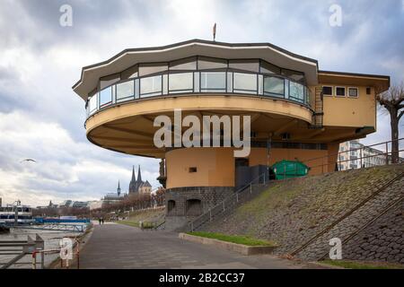Les Bastei sur les rives du Rhin dans le quartier Neustadt-Nord, vue sur la cathédrale, Cologne, Allemagne die Bastei am Rheinufer à der Neus Banque D'Images