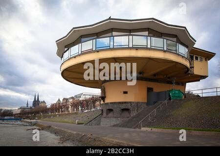 Les Bastei sur les rives du Rhin dans le quartier Neustadt-Nord, vue sur la cathédrale, Cologne, Allemagne die Bastei am Rheinufer à der Neus Banque D'Images