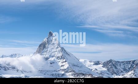 Vue sur le Matterhorn avec ciel bleu clair. Le Matterhorn est une montagne des Alpes qui est très célèbre pour le tourisme visiter les Alpes suisses, le Valais, la Suisse Banque D'Images