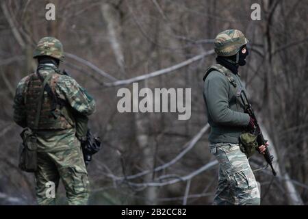 Orestiada, Grèce. 2 mars 2020. Les soldats grecs patrouillent près de la clôture au passage frontalier fermé de Kastanies dans le nord-est de la Grèce, où des réfugiés et des migrants se sont rassemblés à la frontière entre la Grèce et la Turquie du côté turc, près de la rivière Egros, pour tenter de traverser la Grèce, le 2 mars 2020. La Grèce a décidé dimanche d'augmenter au maximum le niveau de dissuasion à ses frontières, car le pays est confronté récemment à un afflux croissant de réfugiés et de migrants. Crédit: Dimitris Tosidis/Xinhua/Alay Live News Banque D'Images