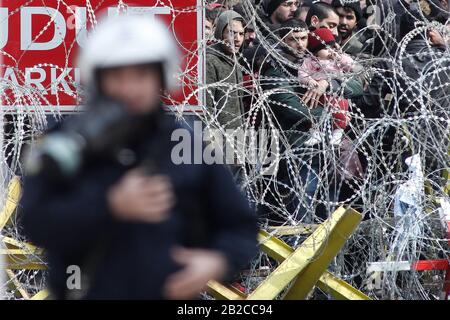 Orestiada, Grèce. 2 mars 2020. Orestiada, le fleuve Evros dans une tentative de traverser la Grèce. 2 mars 2020. Les migrants et les réfugiés se trouvent derrière une clôture filaire à la frontière entre la Grèce et la Turquie, près du passage frontalier fermé de Kastanies dans le nord-est de la Grèce, où des milliers de personnes se sont rassemblées près du fleuve Evros pour tenter de traverser la Grèce, le 2 mars 2020. La Grèce a décidé dimanche d'augmenter au maximum le niveau de dissuasion à ses frontières, car le pays est confronté récemment à un afflux croissant de réfugiés et de migrants. Crédit: Dimitris Tosidis/Xinhua/Alay Live News Banque D'Images