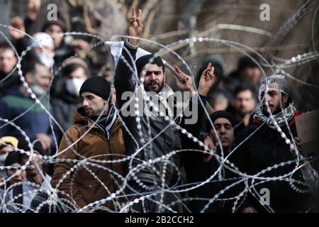 Orestiada, Grèce. 2 mars 2020. Orestiada, le fleuve Evros dans une tentative de traverser la Grèce. 2 mars 2020. Les migrants et les réfugiés se trouvent derrière une clôture filaire à la frontière entre la Grèce et la Turquie, près du passage frontalier fermé de Kastanies dans le nord-est de la Grèce, où des milliers de personnes se sont rassemblées près du fleuve Evros pour tenter de traverser la Grèce, le 2 mars 2020. La Grèce a décidé dimanche d'augmenter au maximum le niveau de dissuasion à ses frontières, car le pays est confronté récemment à un afflux croissant de réfugiés et de migrants. Crédit: Dimitris Tosidis/Xinhua/Alay Live News Banque D'Images