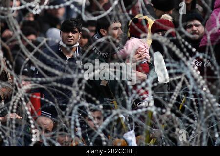 Orestiada, Grèce. 2 mars 2020. Orestiada, le fleuve Evros dans une tentative de traverser la Grèce. 2 mars 2020. Les migrants et les réfugiés se trouvent derrière une clôture filaire à la frontière entre la Grèce et la Turquie, près du passage frontalier fermé de Kastanies dans le nord-est de la Grèce, où des milliers de personnes se sont rassemblées près du fleuve Evros pour tenter de traverser la Grèce, le 2 mars 2020. La Grèce a décidé dimanche d'augmenter au maximum le niveau de dissuasion à ses frontières, car le pays est confronté récemment à un afflux croissant de réfugiés et de migrants. Crédit: Dimitris Tosidis/Xinhua/Alay Live News Banque D'Images