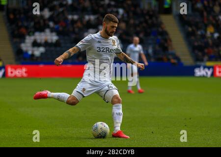 29 février 2020, Stade KCOM, Hull, Angleterre; Sky Bet Championship, Hull City / Leeds United : Mateusz Klich (43) de Leeds United traverse la balle Banque D'Images