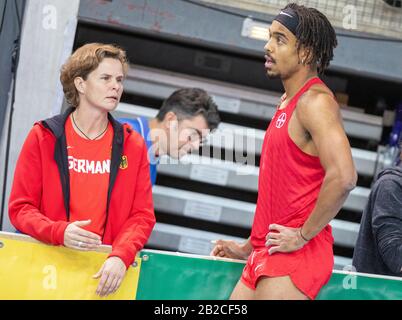 Leipzig, Allemagne. 23 février 2020. Athletics/hall: Championnat allemand, coffre-fort de poteau, hommes: BO Kanda Lita Baehre (TSV Bayer 04 Leverkusen) et son entraîneur Christine Adams. Crédit: Jens Büttner/dpa-Zentralbild/ZB/dpa/Alay Live News Banque D'Images