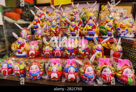 Beijing, СHINA - JUIN 03: Souvenirs traditionnels des magasins de rue. Banque D'Images