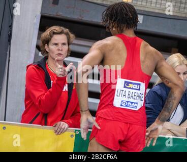 Leipzig, Allemagne. 23 février 2020. Athletics/hall: Championnat allemand, coffre-fort de poteau, hommes: BO Kanda Lita Baehre (TSV Bayer 04 Leverkusen) et son entraîneur Christine Adams. Crédit: Jens Büttner/dpa-Zentralbild/ZB/dpa/Alay Live News Banque D'Images