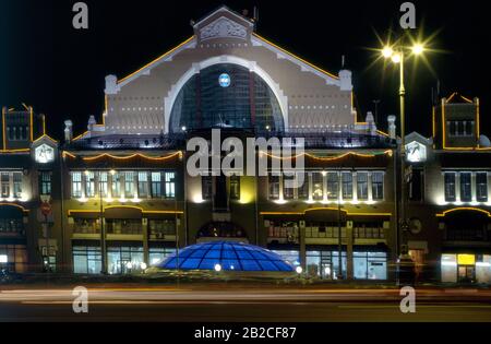 Marché éclairé de Besarabsky la nuit. Ukraine, Kiev. Banque D'Images