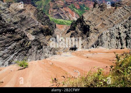 Kauai / Hawaii: Parc national de Waimea Canyon (également connu sous le nom de Grand Canyon du Pacifique). Vue sur le Canyon debout sur le bord. Banque D'Images