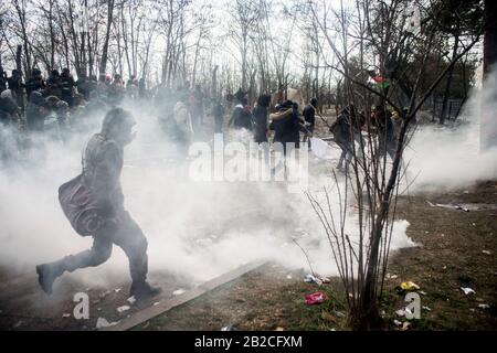 Istanbul. 2 mars 2020. Les migrants illégaux sont attaqués par des gaz lacrymogènes de la police grecque dans la zone frontalière de la province d'Edirne, en Turquie, le 1er mars 2020. ALLER AVEC "la police grecque incendie gaz lacrymogène, balles en caoutchouc contre les réfugiés dans la zone frontalière en Turquie" crédit: Xinhua/Alay Live News Banque D'Images