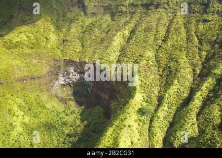 Kauai, Hawaï: Vue aérienne du Mont Waialeale (l'un des endroits les plus humides sur terre) Banque D'Images