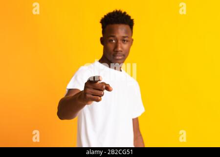 Un homme américain sérieux qui pointe vers l'appareil photo Banque D'Images