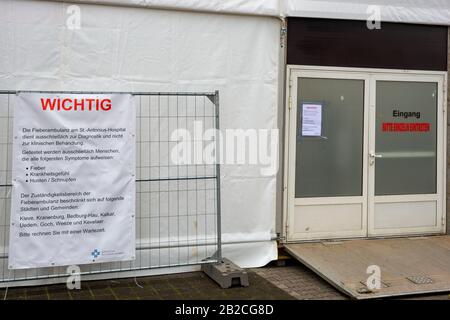 Kleve, Allemagne. 02 mars 2020. Une clinique ambulatoire de fièvre a été mise en place à l'hôpital St Antonius de la ville. Dans la lutte contre la propagation du coronavirus, de plus en plus de villes de Rhénanie-du-Nord-Westphalie établissent des centres de diagnostic où les patients peuvent être testés pour le nouveau virus. Cette étape vise à alléger le fardeau des pratiques des médecins de famille et à protéger leur personnel. Crédit: Arnulf Stoffel/Dpa/Alay Live News Banque D'Images