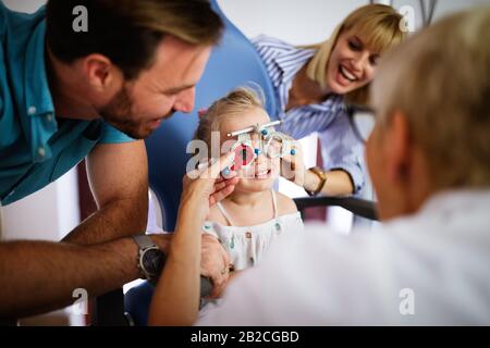 Ophtalmologiste optométriste, contrôle de la vision de l'enfant à problèmes et prendre soin des yeux Banque D'Images