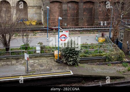 Vue panoramique sur la station de métro South Kensington, Londres, montrant les petites parcelles du jardin sur la plate-forme Banque D'Images