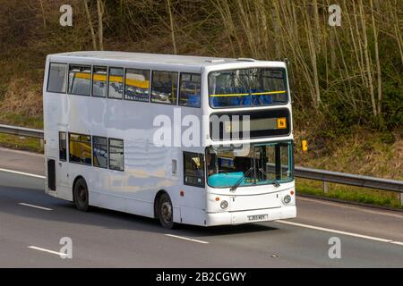 2003 FAD DB blanc; le VDL DB250 (à l'origine le DAF DB250) un bus à double pont fabriqué par VDL bus & Coach se déplaçant sur le m6 à Chorley. Banque D'Images