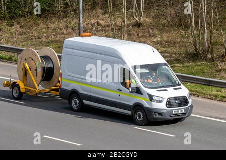 Fourgonnette de transport White Ford 2018, remorque de remorquage et gros tambour à câble; camions de livraison commerciaux, transport, camion, porte-bagages électriques, Véhicule, industrie européenne des transports, M61 à Manchester, Royaume-Uni Banque D'Images