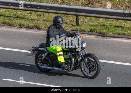 Pilote de moto Triumph Speedmaster ; circulation automobile, transport à deux roues, véhicules modernes, motocyclettes, véhicule, mouvement, déplacement, routes britanniques, motocyclettes motards motards sur l'autoroute M 6 Chorley, Royaume-Uni Banque D'Images