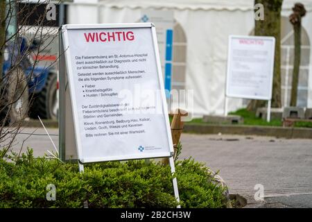 Kleve, Allemagne. 02 mars 2020. Les panneaux devant l'hôpital St. Antonius indiquent la clinique de consultations externes sur les fibres optiques. Dans la lutte contre la propagation du coronavirus, de plus en plus de villes de Rhénanie-du-Nord-Westphalie établissent des centres de diagnostic où les patients peuvent être testés pour le nouveau virus. Cette étape vise à alléger le fardeau des pratiques des médecins de famille et à protéger leur personnel. Crédit: Arnulf Stoffel/Dpa/Alay Live News Banque D'Images