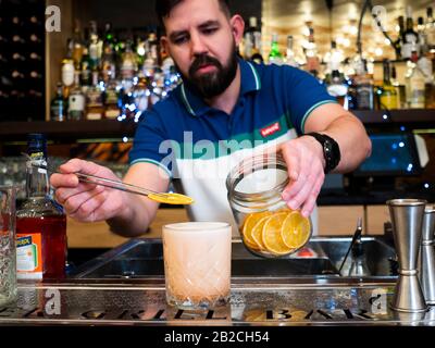 Kiev, Ukraine, 22 Février 2020. Barman Fait Le Cocktail Bamboleo Banque D'Images