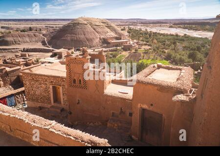 Vue panoramique sur la Kasbah en face d'un paysage magnifique - ait Ben Haddou, Maroc Banque D'Images