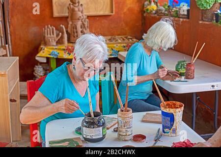 Yanhuitlan, Oaxaca, Mexique - Les Touristes participent à un atelier de céramique dans le studio de l'artiste céramique Manuel Reyes. Banque D'Images