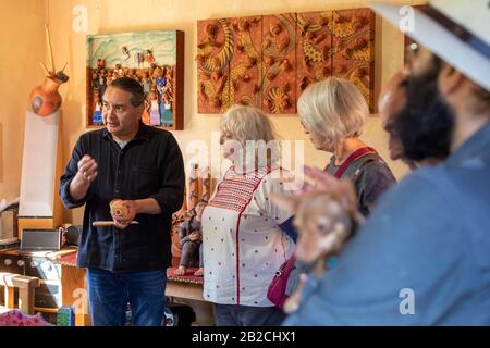 Yanhuitlan, Oaxaca, Mexique - Dans son studio, Manuel Reyes parle avec les visiteurs de son travail. Reyes est un artiste, sculpteur et peintre en céramique. Banque D'Images