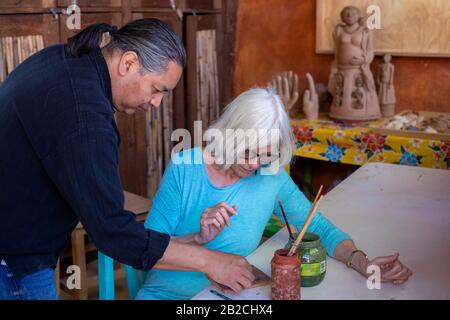 Yanhuitlan, Oaxaca, Mexique - Dans son studio, l'artiste céramique Manuel Reyes dirige un atelier pour les visiteurs. Reyes est un artiste, sculpteur et Banque D'Images