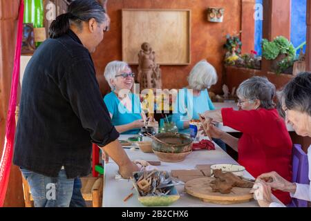 Yanhuitlan, Oaxaca, Mexique - Dans son studio, l'artiste céramique Manuel Reyes dirige un atelier pour les visiteurs. Reyes est un artiste, sculpteur et Banque D'Images