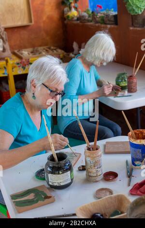 Yanhuitlan, Oaxaca, Mexique - Les Touristes participent à un atelier de céramique dans le studio de l'artiste céramique Manuel Reyes. Banque D'Images