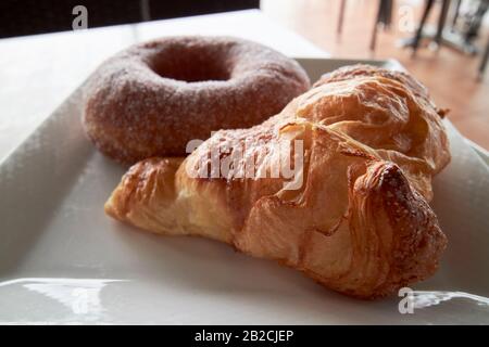 Petit-déjeuner croissant dans un café Lanzarote îles canaries espagne Banque D'Images
