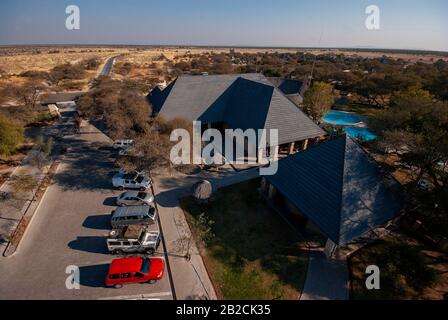 Okaukuejo Resort vu du haut de la Tour à la porte d'entrée, Parc national d'Etosha, Namibie Banque D'Images