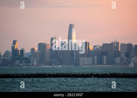 Les gratte-ciel de San Francisco peuvent être vus de point Richmond, CA pendant le coucher du soleil. Banque D'Images