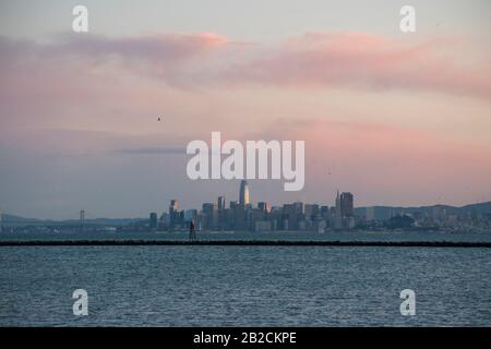 Les gratte-ciel de San Francisco peuvent être vus de point Richmond, CA pendant le coucher du soleil. Banque D'Images