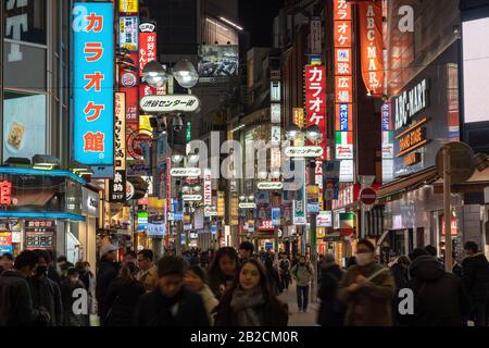 Tokyo, JAPON - FÉVRIER 2019 : Beaucoup de touristes japonais et étrangers non définis visiter la rue commerçante du marché à l'heure de la nuit sur Febuary 14, 2019 à Tokyo, Japa Banque D'Images