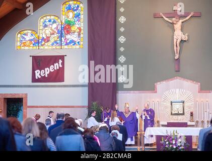 Newtown, États-Unis. 01 mars 2020. Archevêque de Philadelphie, l'archevêque Nelson Prez parle aux paroissiens lors de la visite de l'archevêque pour célébrer la messe de 10:30 dimanche 1er mars 2020 à la paroisse catholique de Saint Andrew à Newtown, en Pennsylvanie. Crédit: William Thomas Cain/Alay Live News Banque D'Images