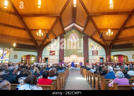 Newtown, États-Unis. 01 mars 2020. Archevêque de Philadelphie, l'archevêque Nelson Prez parle aux paroissiens lors de la visite de l'archevêque pour célébrer la messe de 10:30 dimanche 1er mars 2020 à la paroisse catholique de Saint Andrew à Newtown, en Pennsylvanie. Crédit: William Thomas Cain/Alay Live News Banque D'Images